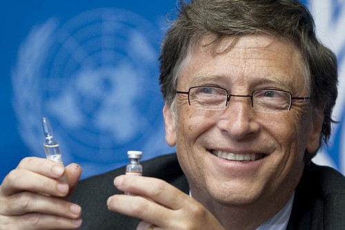 Bill Gates met syringe